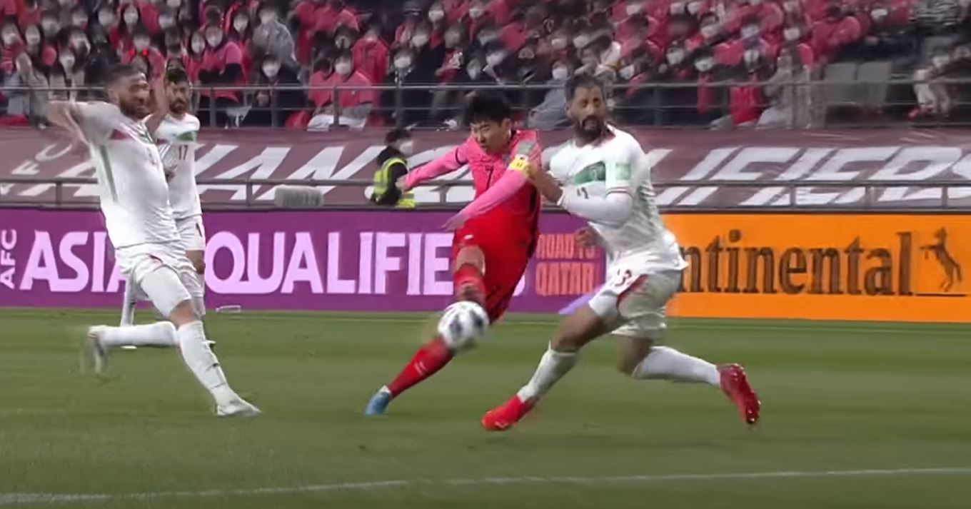 손흥민 선수가 슈팅하는 장면