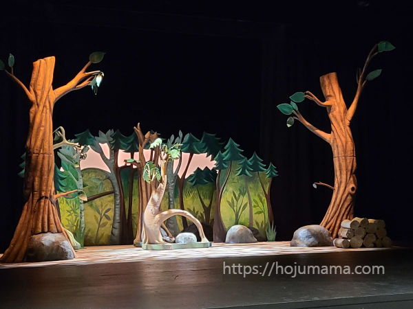 무대는 나무 배경으로 꾸며져 숲이라는 느낌이 났다.