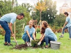정원에서-웃으면서-땅을-파고-꽃나무를-심는-사람들