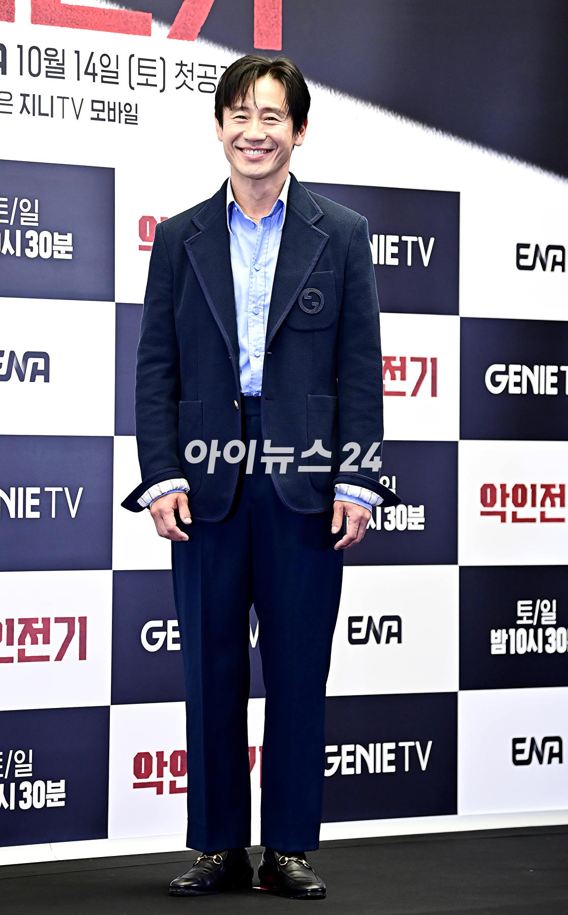배우 신하균이 13일 오후 서울 마포구 스탠포드호텔 서울에서 진행된 지니 TV 오리지널 드라마 '악인전기' 제작발표회에서 포토타임을 갖고 있다. [사진=곽영래 기자]