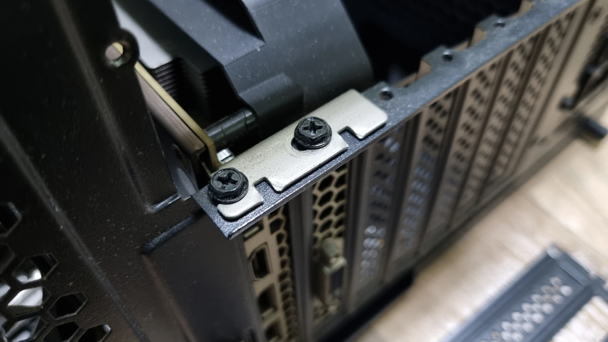 그래픽카드 고정 볼트 끼운 모습