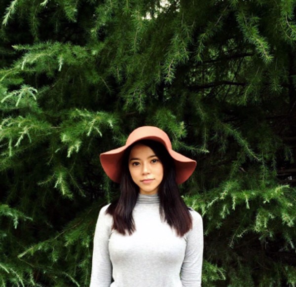 오래전 사진으로 큰 모자를 쓰고있다