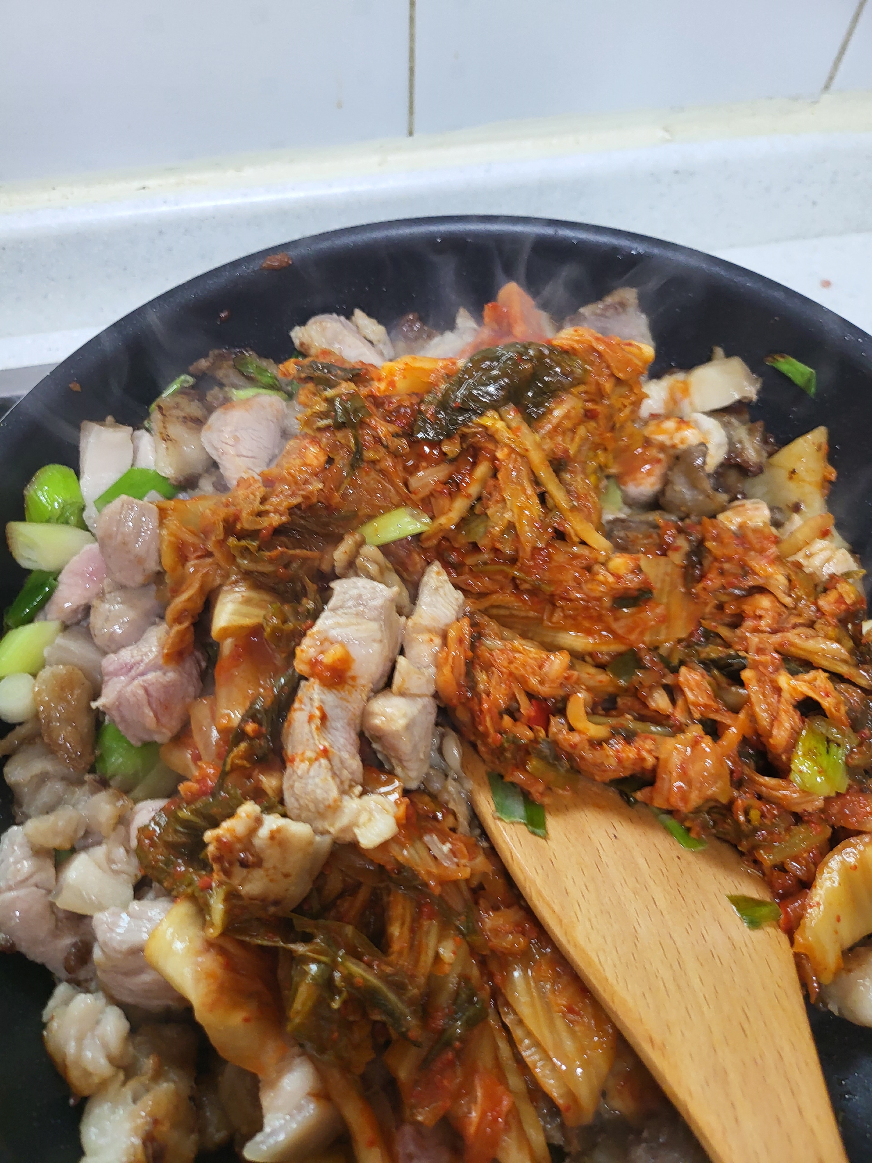 김치를 넣고 볶아 줍니다.