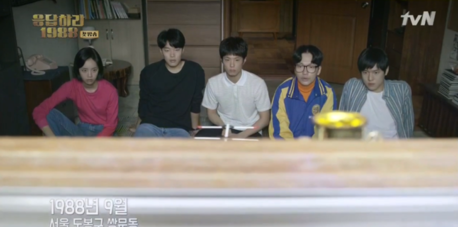 1. 응답하라 1988 제1화 줄거리 – 손에 손잡고&#44; 그 시절 골목에서 시작된 이야기