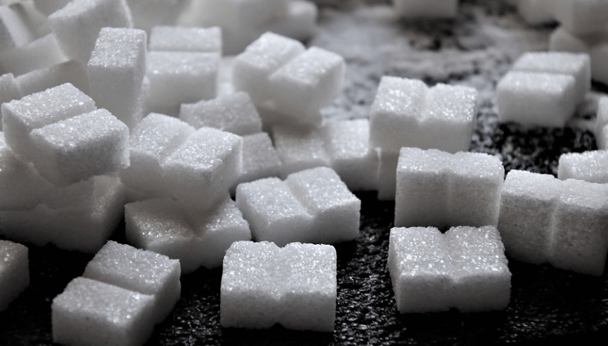 중성 지방 낮추는 방법으로 도움이 되지 않는 각설탕 여러 개가 놓여 있다
