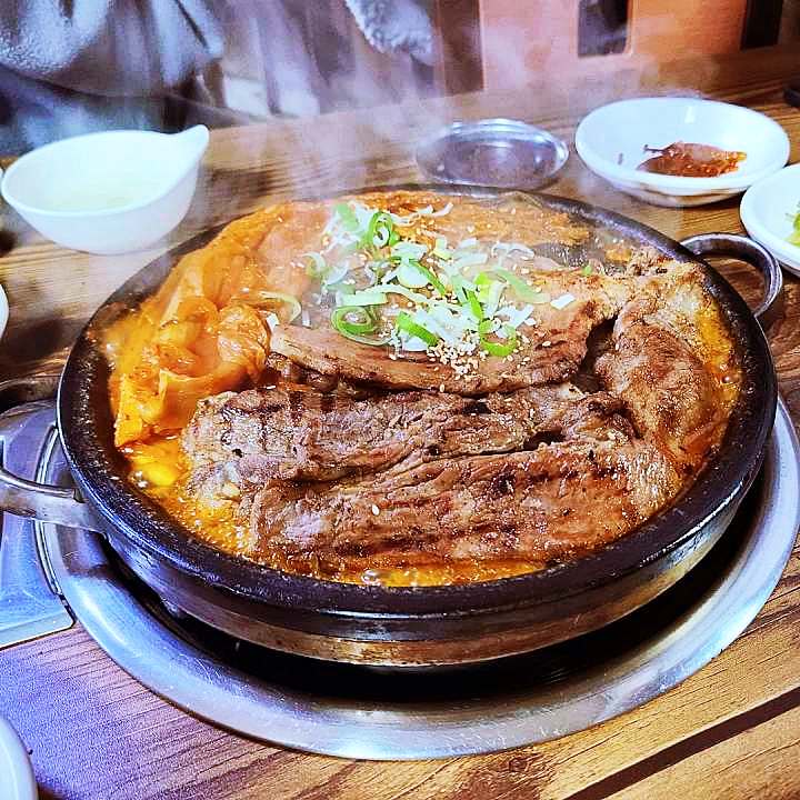 토요일은 밥이좋아 예산 백종원 예산시장 부근 묵은지 돼지갈비 맛집 묵은지김치찌개 묵은지 돼지갈비구이 예산10미 현지인 추천 토밥 좋아 방송정보