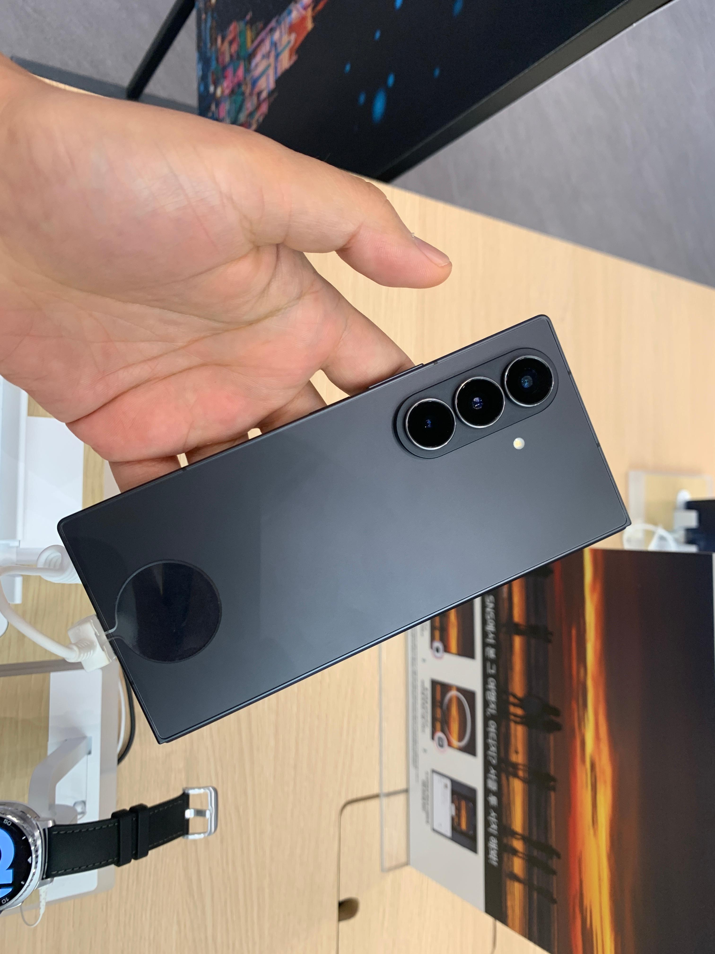 블랙-컬러-후면-트리플-카메라