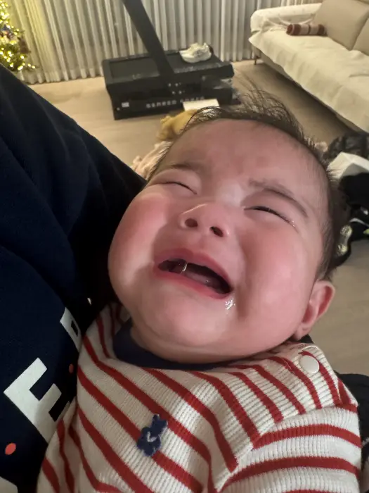 갑작스러운 소리에 놀라서 우는 아이