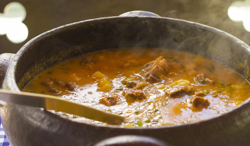 뜨거운 음식에서 휘발성 향 분자가 공기 중으로 퍼져나가는 모습을 표현한 이미지