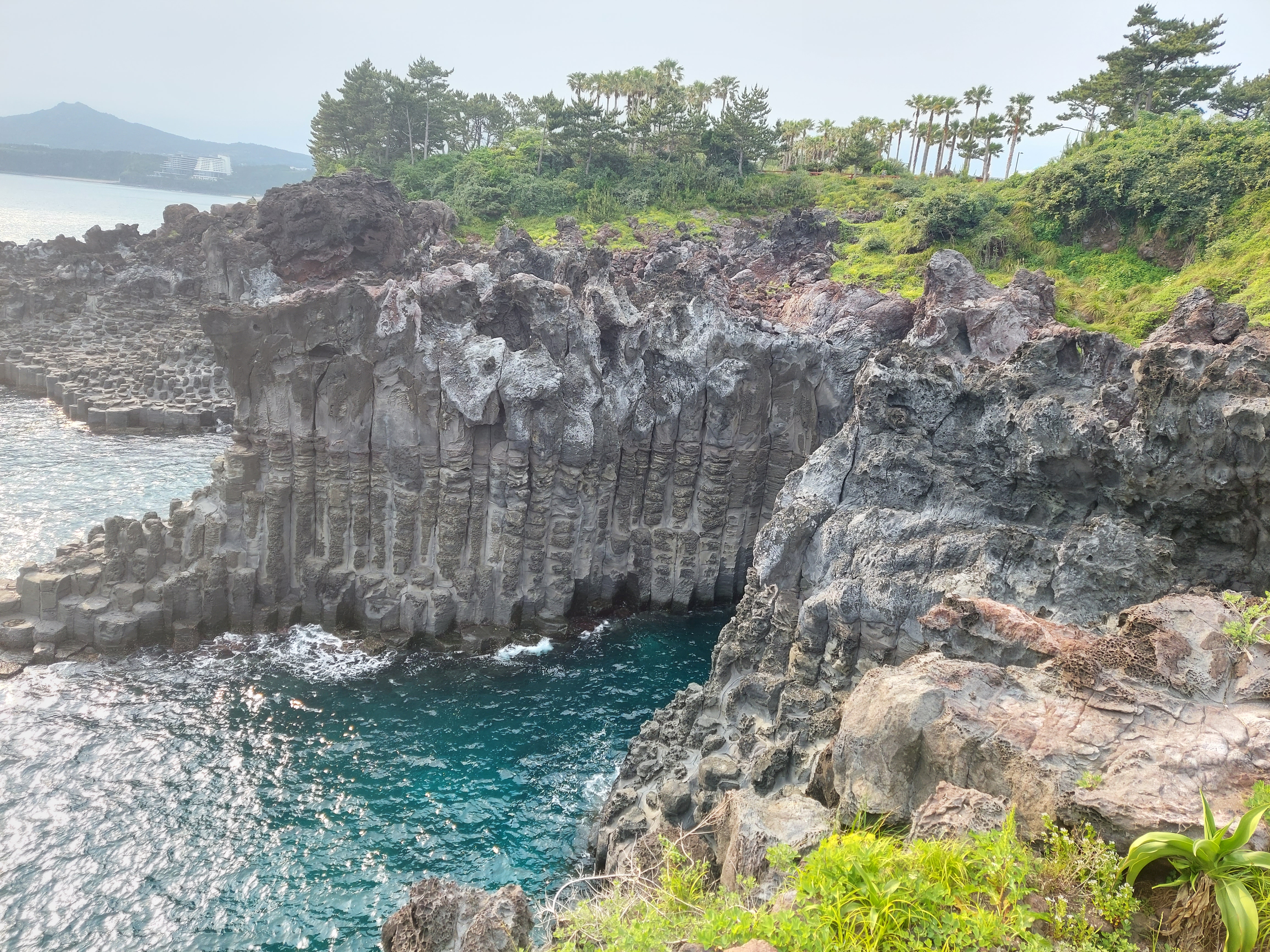 현무암 기둥과 푸른 바다가 어우러진 주상절리대