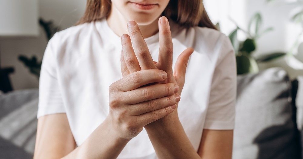 여성이 왼손의 통증을 호소하는 이미지 via canva