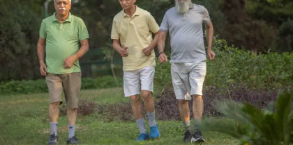 노인 남성 걷기운동 이미지사진