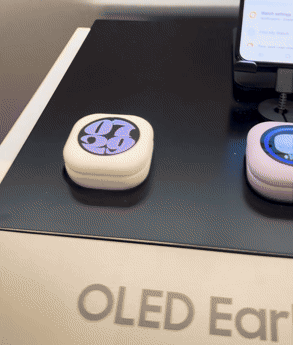 OLED 스크린이 적용된 이어버드 케이스