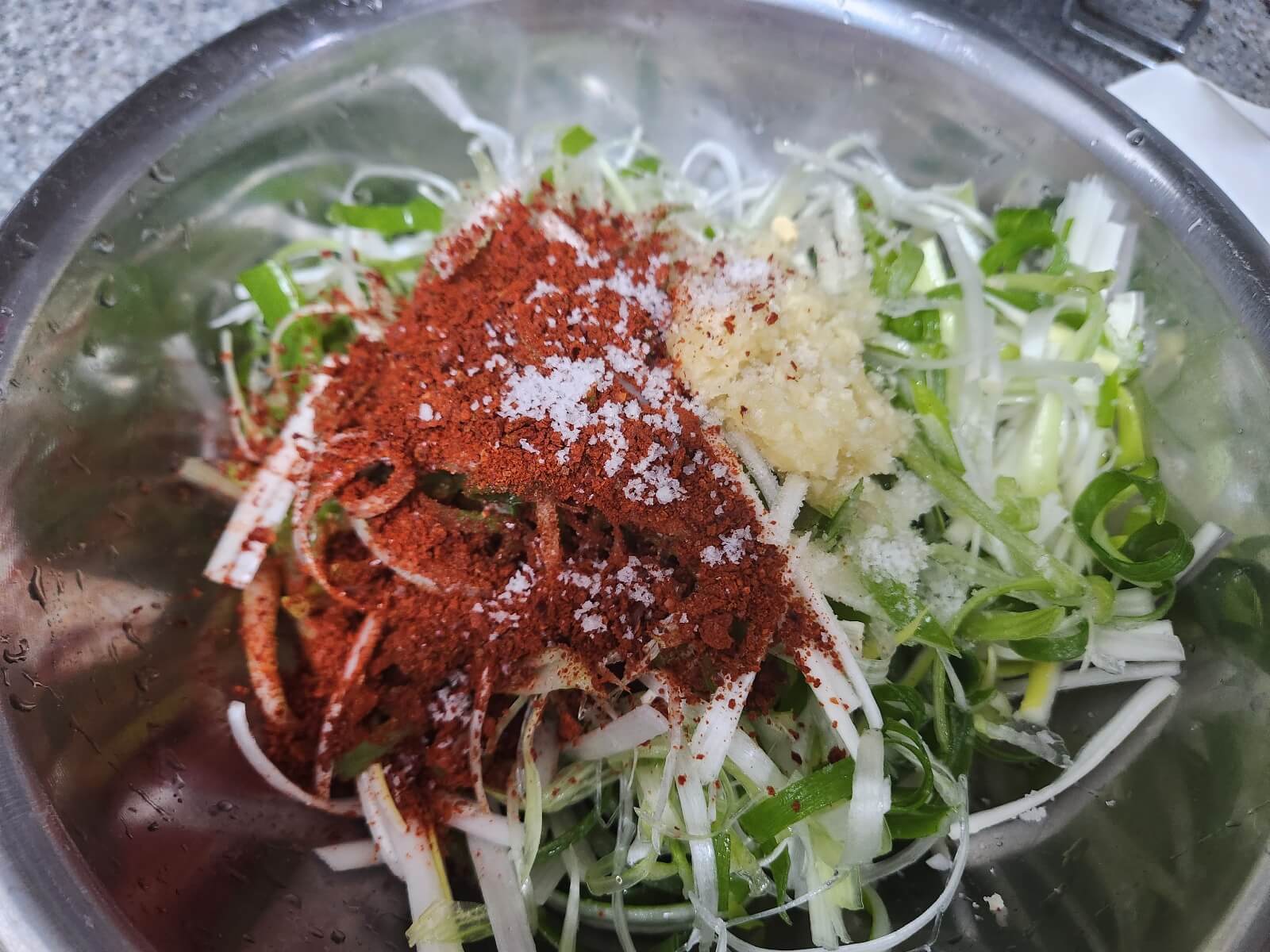 파채 양푼이에 담기