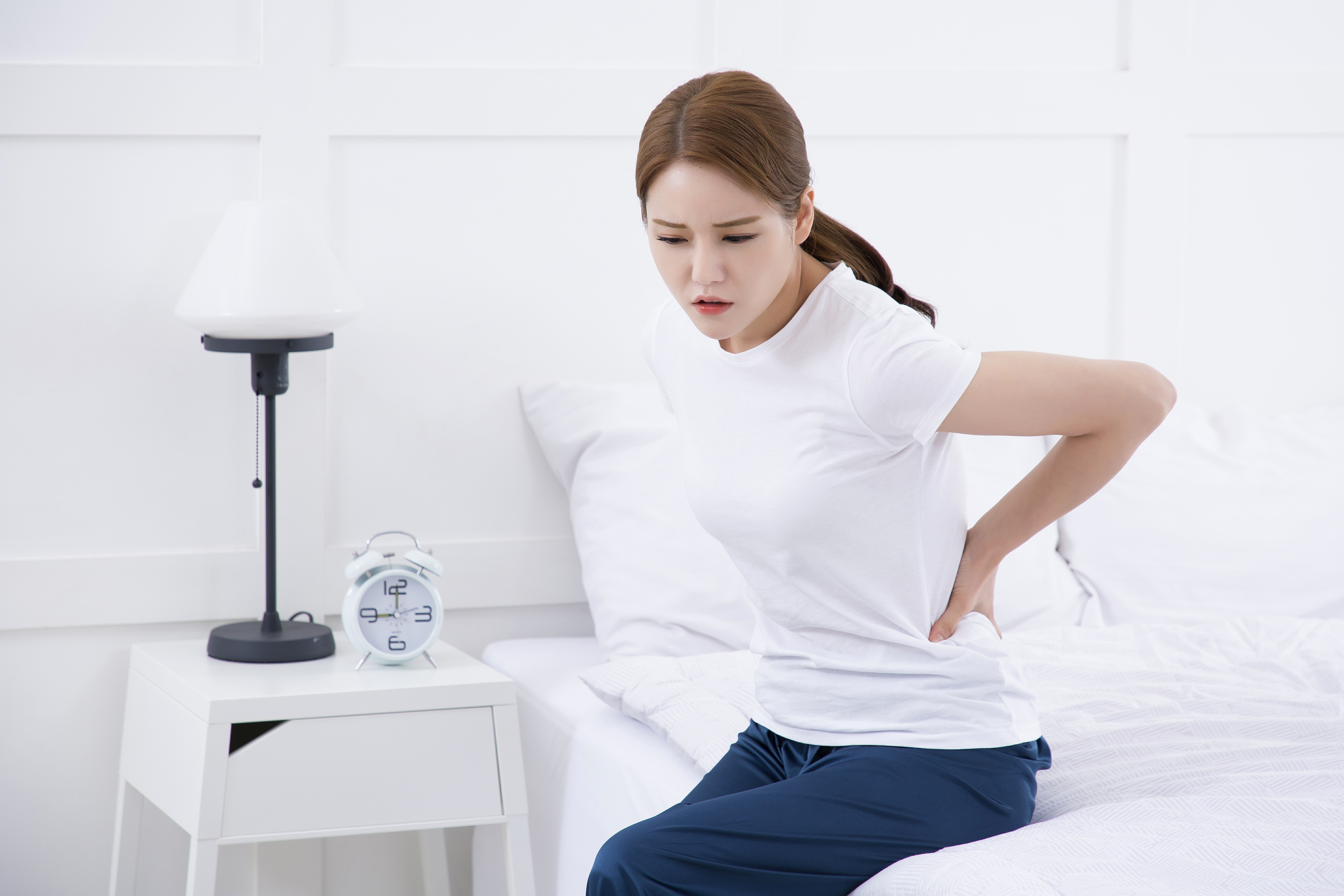 허리디스크 치료하는 여인