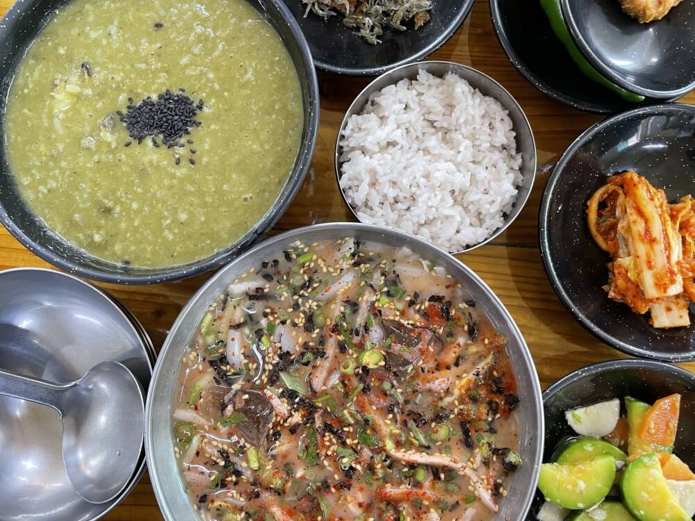 제주-공천포-식당-밑반찬과-메뉴-차림