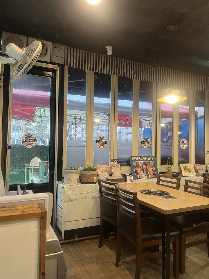 식당내부-및-야외테이블