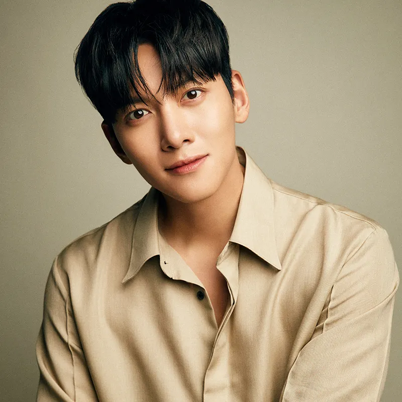 노란 베이지색 셔츠를 입고 앉아 있는 배우 지창욱 썸네일