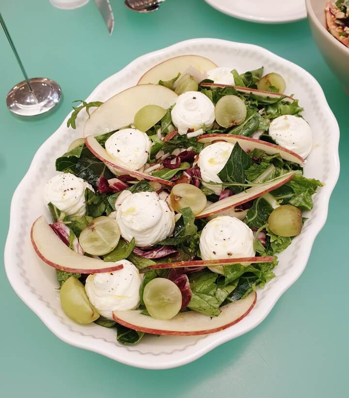 리틀넥-하우스샐러드-사과와-청포도-리코타치즈-채소가-있다