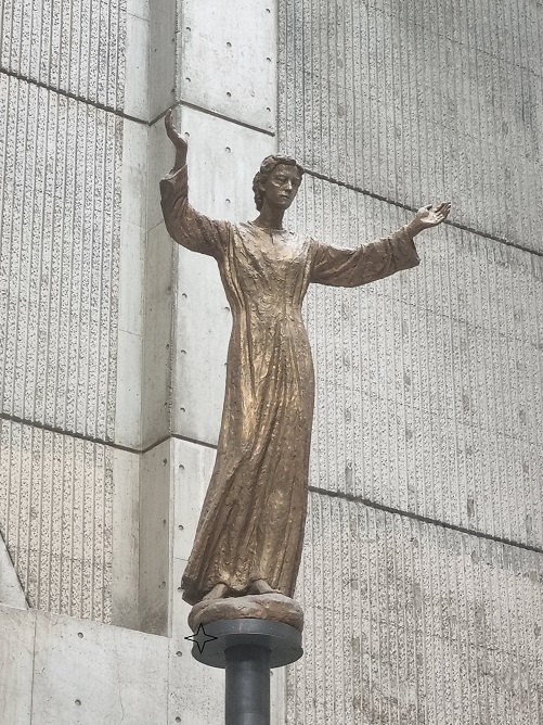 안양 중앙성당 성전 안에 "부활하시는 예수님" 상입니다.