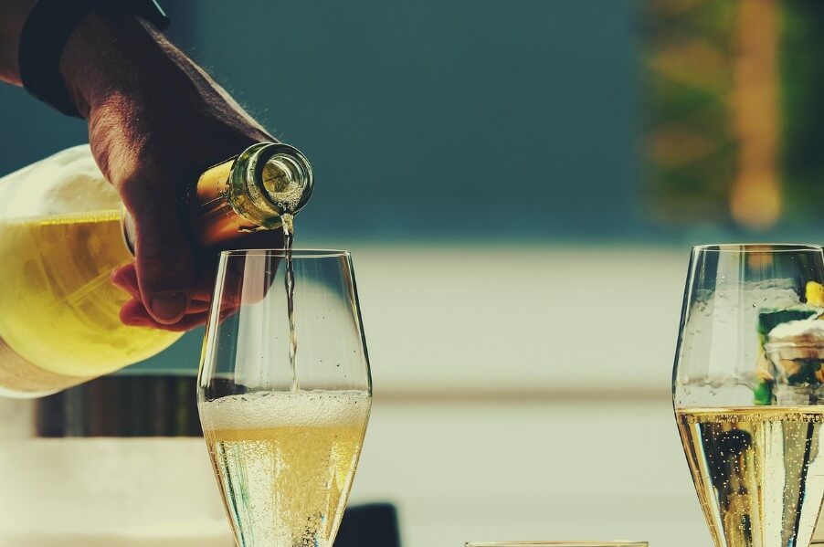 와인을 따르는 모습