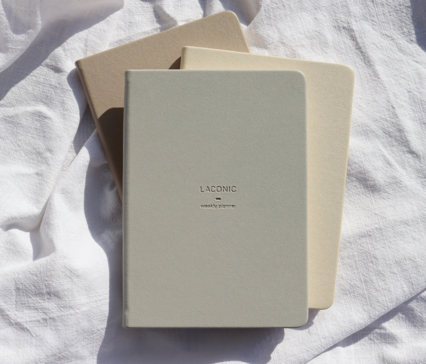 오롬-다이어리-3개가-색상별로-놓여있는-사진