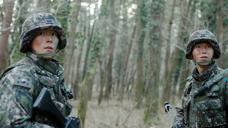 두 병사가 뭔가를 보고 있는 모습