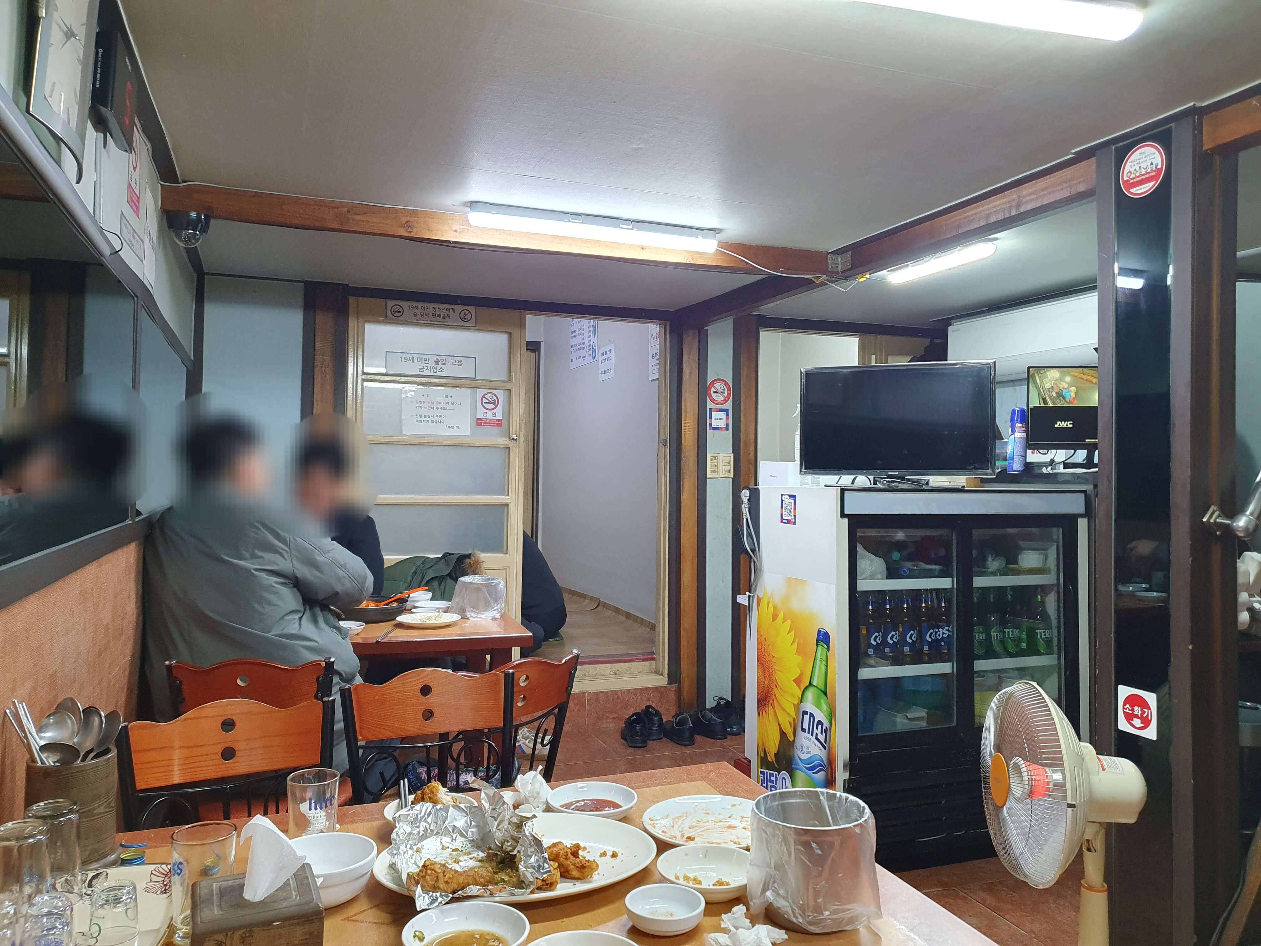 진주통닭 2호점 내부