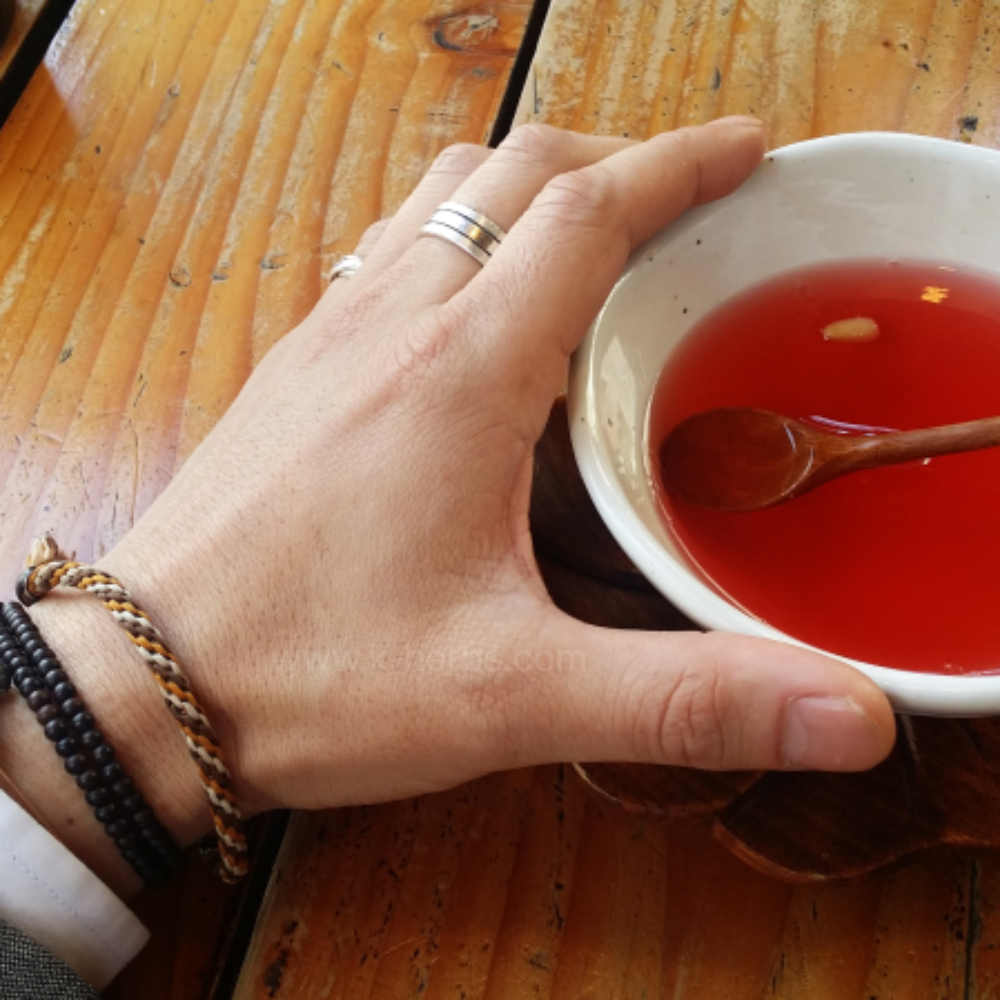 꿀과 함께하는 따뜻한 오미자차