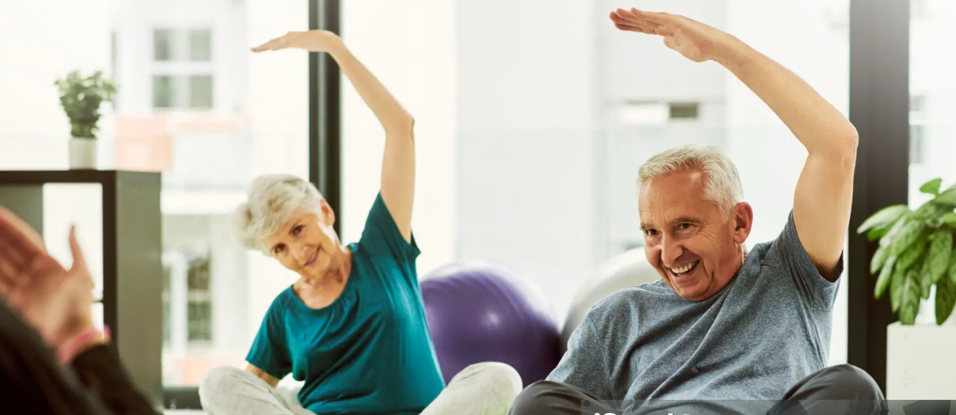 시니어들 요가 함께 하는 사진