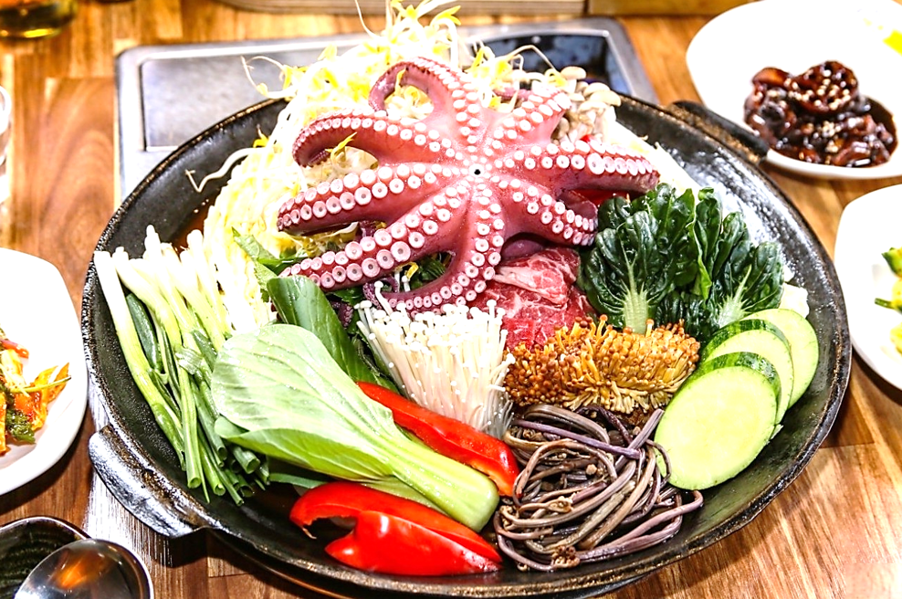 9가지가 넘는 채소와 돌문어가 통째로 올려져 있는 문어 물갈비 비주얼