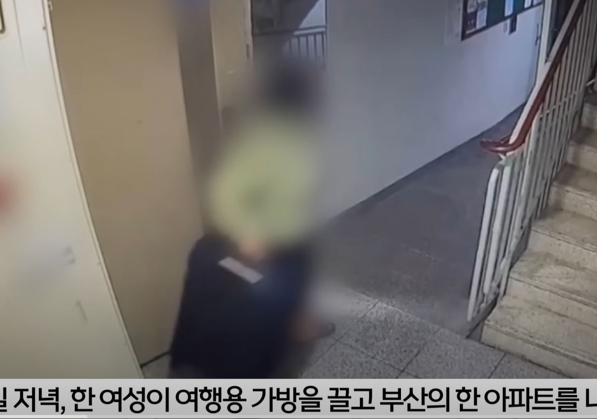 자신의 집에서 빈 캐리어를 들고 나오는 A씨