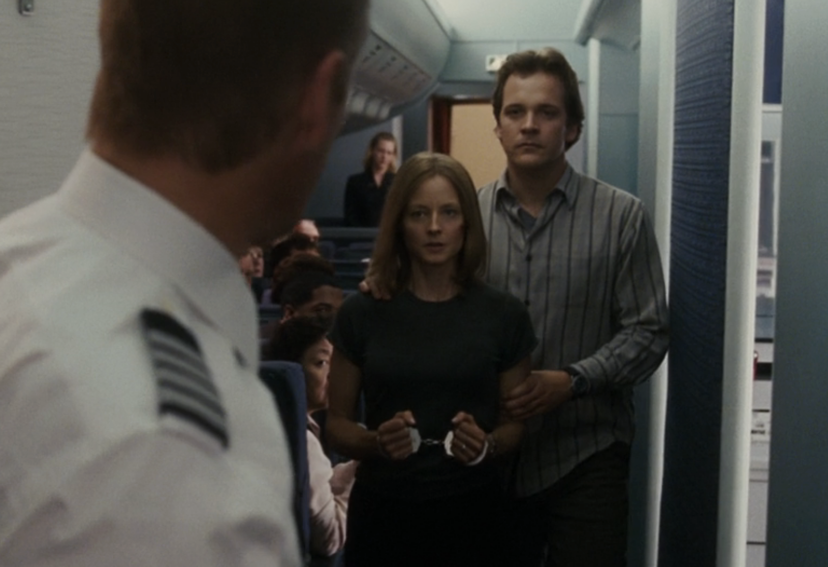 주인공 카일이 경찰에게 수갑이 채워진채로 걸어가고 있다.