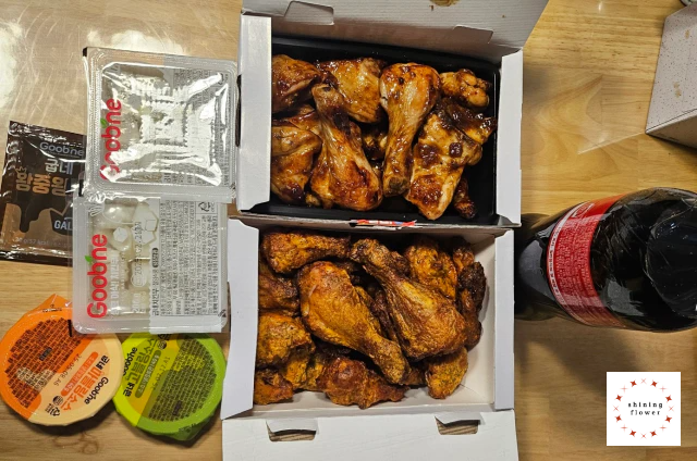 굽네치킨-갈비천왕-고추바사삭-콜라-치킨무-고블링소스와 마블링소스-왕중왕소스