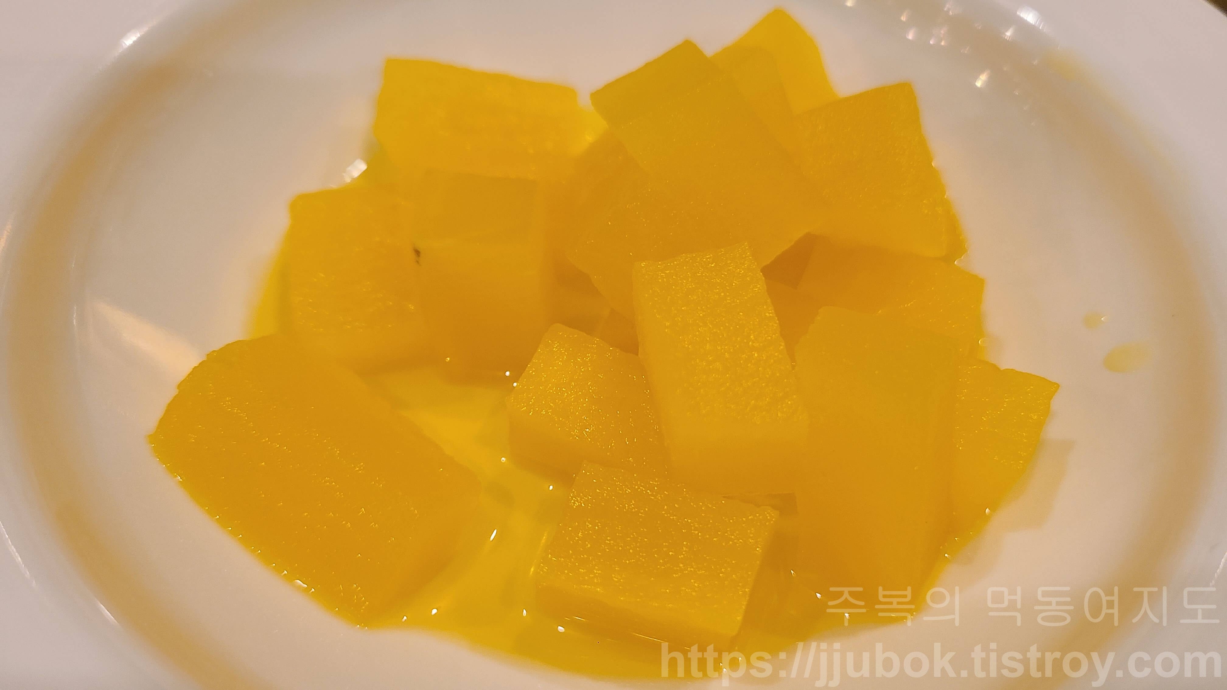 잉글랜드-왕돈까스-밑반찬-단무지