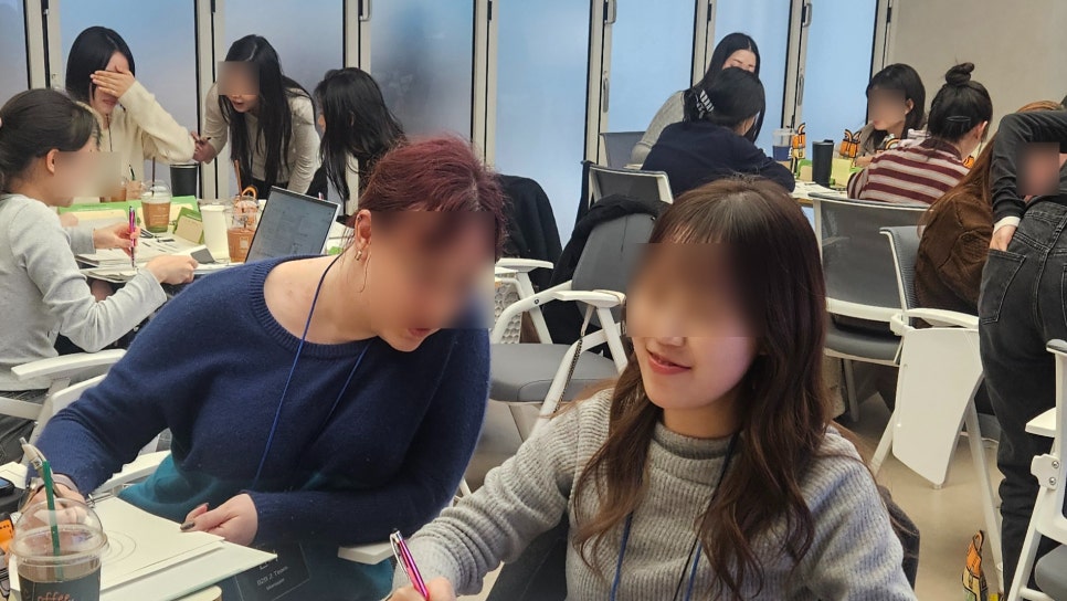 토론을 통해 보고서 방향을 맞춰가는 참여자들