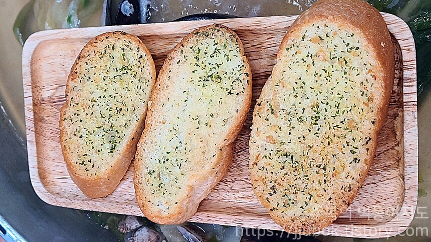 택이네-조개전골-바게트빵