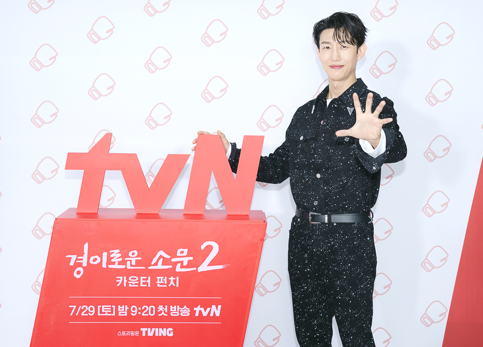 배우 강기영이 21일 온라인으로 진행된 tvN 새 토일드라마 &lsquo;경이로운 소문2: 카운터 펀치&rsquo; 제작발표회에 참석해 포즈를 취하고 있다. [사진=tvN]