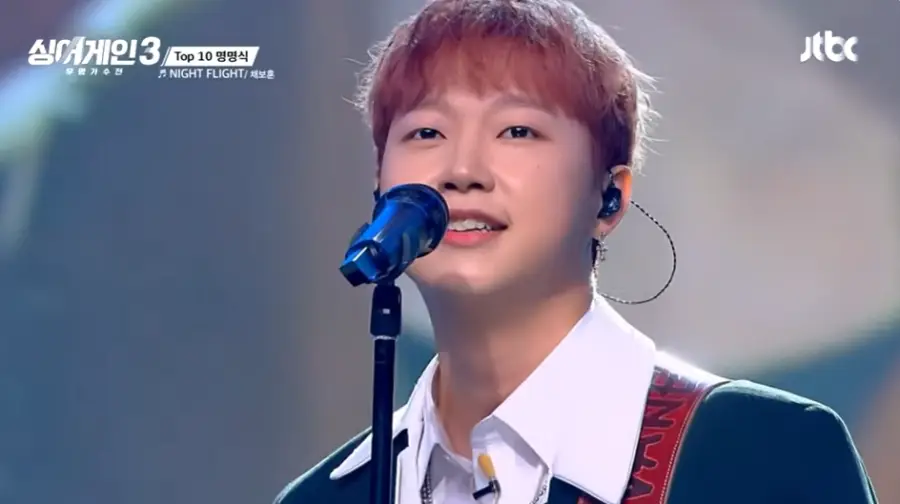 싱어게인3-
검정 자켓 흰색 셔츠 검정색 스탠딩마이크에 미소지으며 노래하는 40호