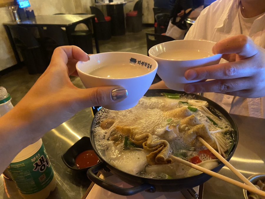 부산 막걸리 생탁 잔에 따라 건배하는 모습