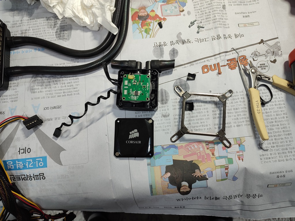 모터를 분해해보고 있습니다.