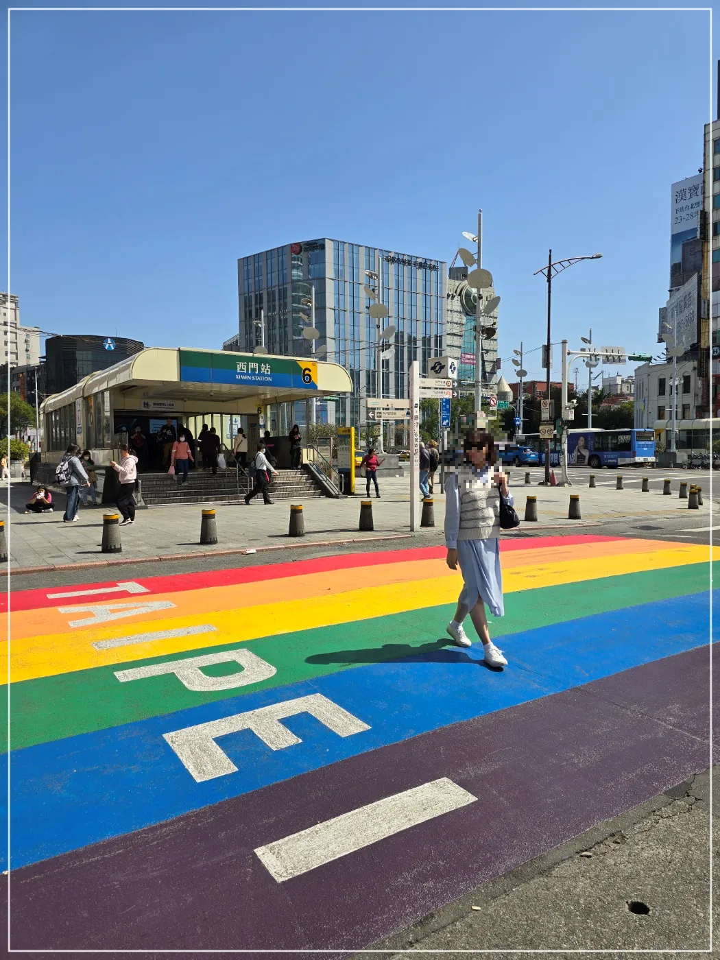 시먼딩 무지개 횡단보도-걸어가는 여자