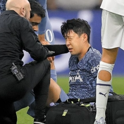 손흥민 선수가 마르세유와의 경기중 충돌로 인해 괴로워하고 있다.