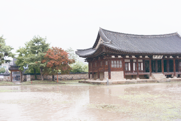 충주 감영 내부. 비가 와서 마당에 물이 차있다.
