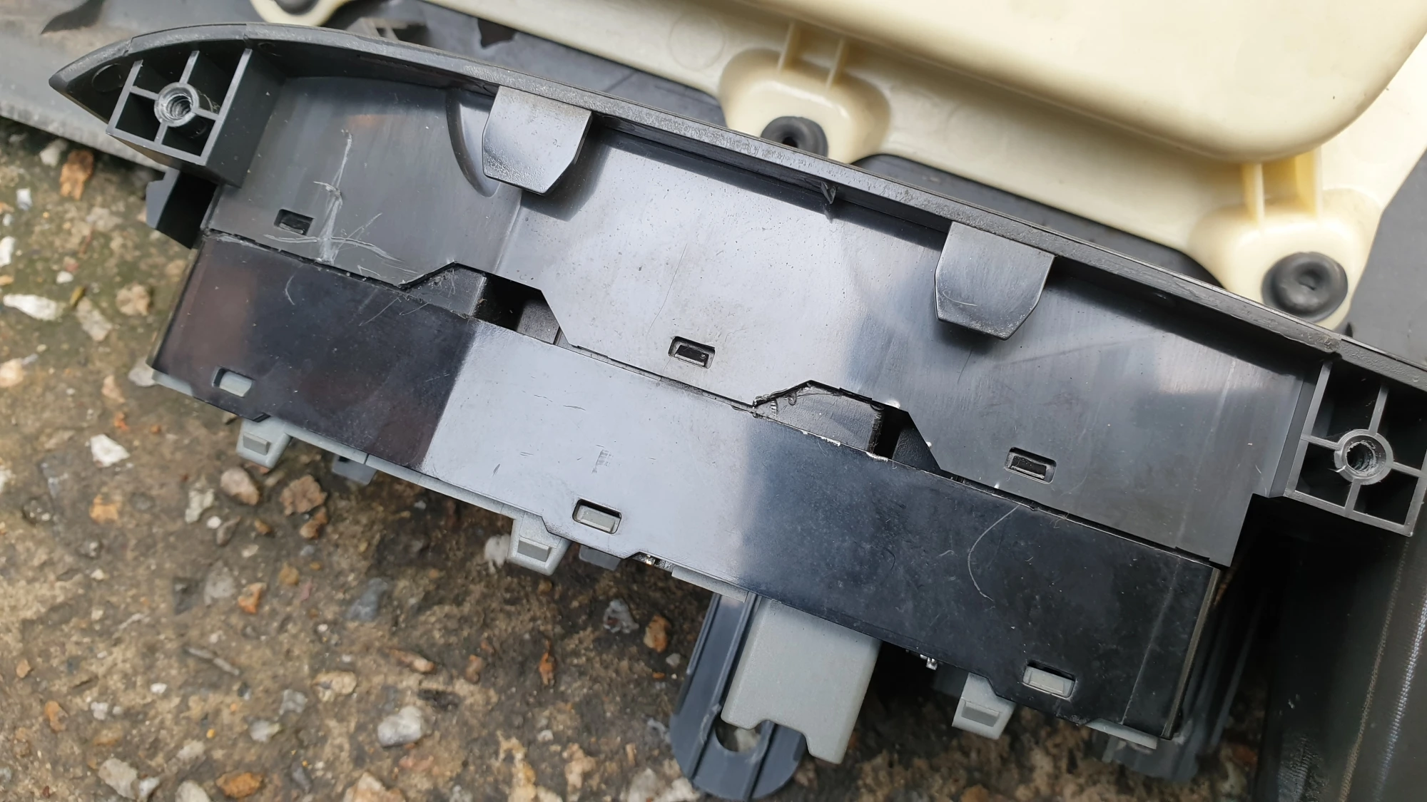 버튼 본체와 팔걸이 손잡이 결합 모습