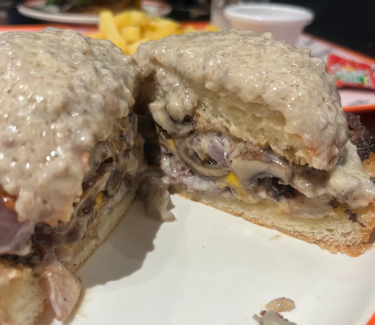 멜팅소울-멜팅화이트라구버거-반쪽