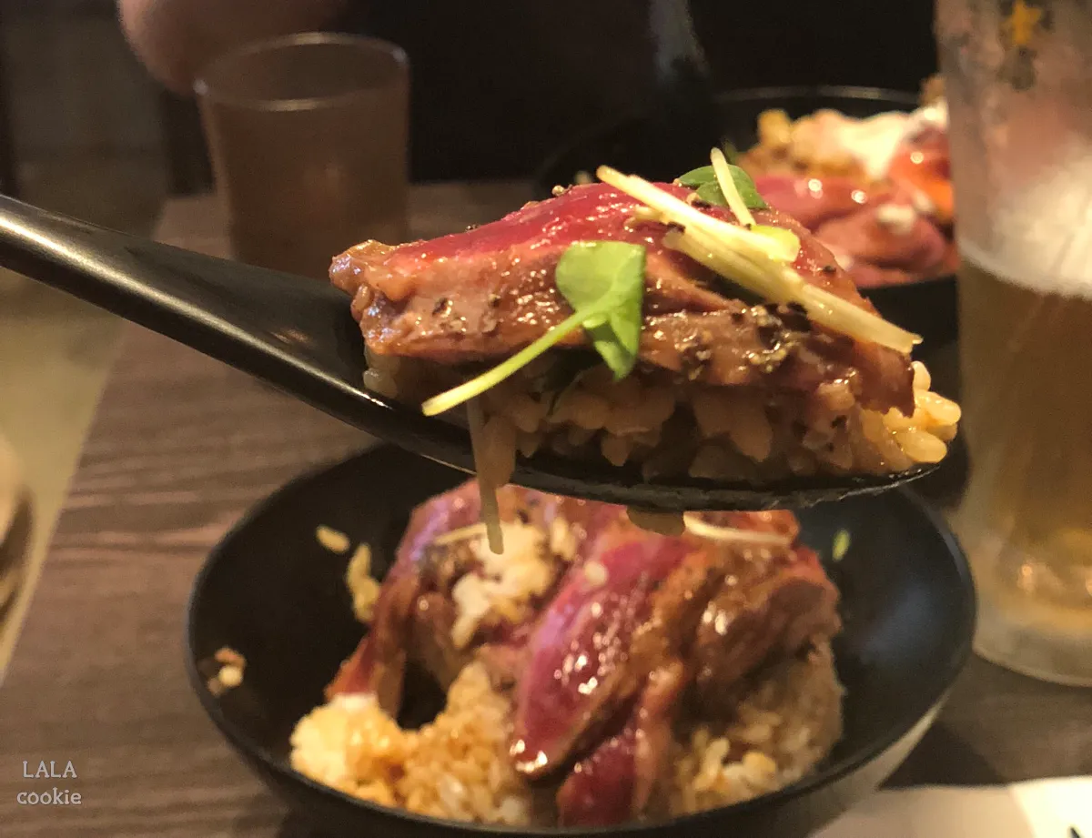 후쿠오카-텐진-스테이크-덮밥-레드락-메뉴-덮밥을-올린-숟가락