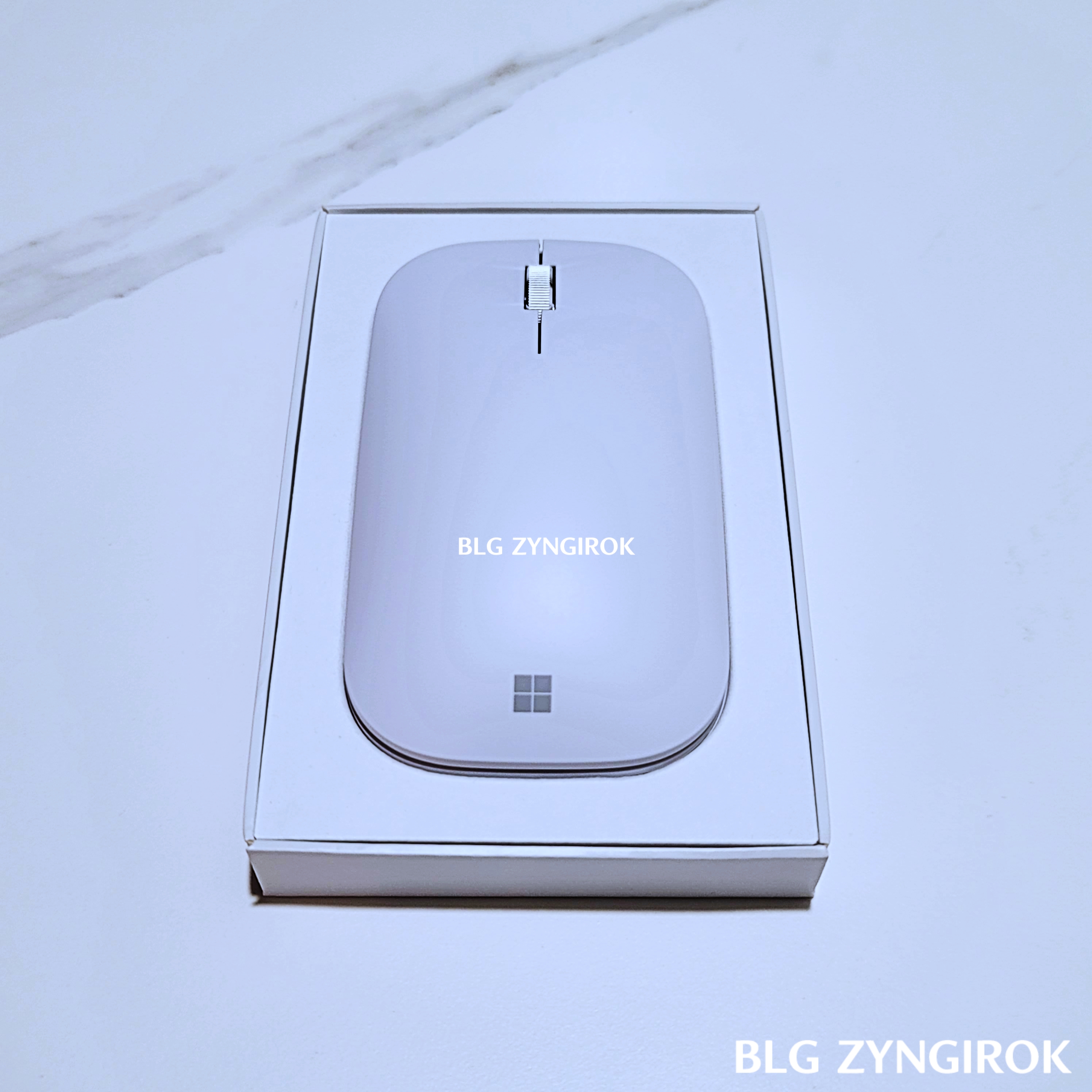 마이크로소프트 모던 디자인 마우스가 상자속에 담겨있다.