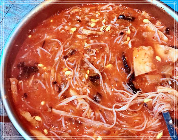 김천 맛집 잘 익은 묵은지, 콩나물, 가래떡, 소면, 고구마로 끓인 김치죽, 갱시기