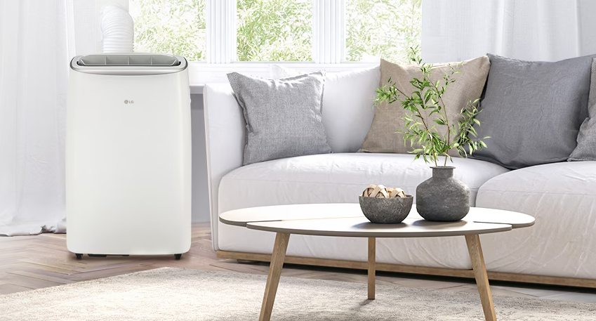 거실쇼파 옆에 있는 이동식에어컨 사진